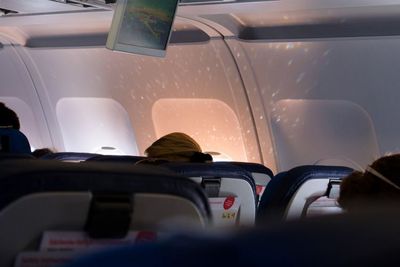 Alasan Lampu Pesawat Harus Redup Saat Landing Take Off