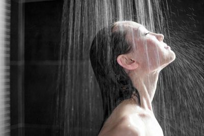 Sering Mandi dengan Air Hangat, Bisa Membuat Kulit Ketiak Sensitif