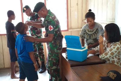 Satgas Yonif 755 Yalet Berikan Vaksin Gratis Di Distrik Benawa