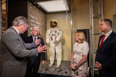 Smithsonian Pamerkan Baju Astronot Neil Armstrong