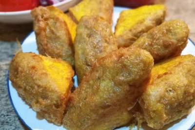 Gurihnya Tahu Bakso Ayam Disantap Dengan Saus Tomat, Cobain Yuk