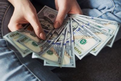 Dapat Gaji Pertama? Ini yang Harus Kamu Lakukan