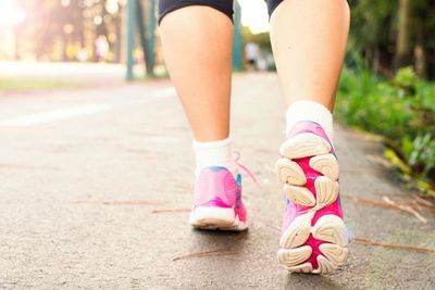 8 Manfaat Rutin Jalan Kaki 30 Menit Setiap Hari Bagi Kesehatan