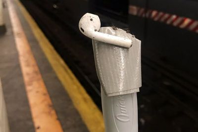 Selamatkan AirPod di Jalur Kereta, Wanita Ini Buat Alat Kreatif