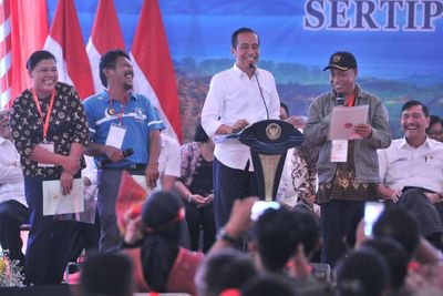 Jokowi Janjikan Sertifikasi Tanah Kawasan Danau Toba Selesai 2025