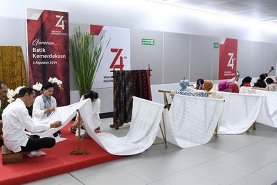 Peringatan HUT RI Dimulai Dengan Membatik Sepanjang 74 Meter