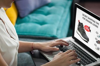 Tips Membeli Sneakers Secara Online