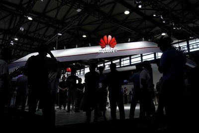 Perang Dagang AS - Tiongkok, Mitra Kerja Huawei Pangkas Pekerja