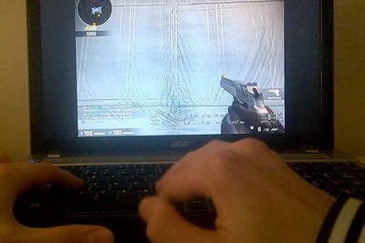 Lihat Aksi Gamer Ini Main Game CS:GO di Laptop, Ada Lawan?