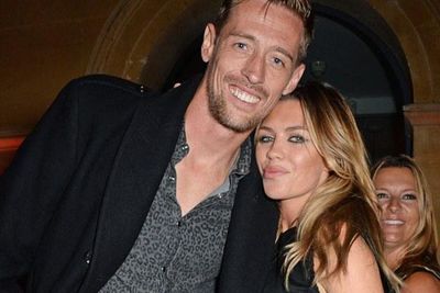 Liam Gallagher Tawari Peter Crouch Bermain Bass