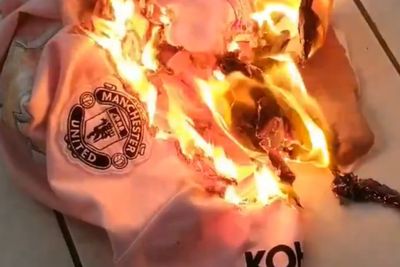 Kecewa Dengan Kelurga Glazer, Fans Ini Bakar Jersey MU