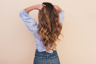 3 Cara Mengaplikasikan Dry Shampoo Untuk Hasil yang Maksimal