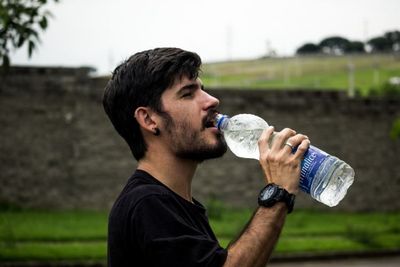 Studi: Minum Banyak Air Bukan Cara Terbaik Untuk Hidrasi Tubuh