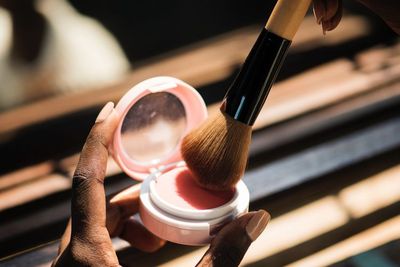 Punya Pipi Tembem? Ini Tips Aplikasikan Blush On