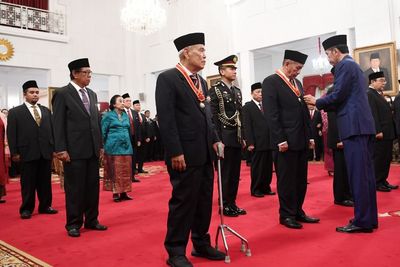 Presiden Jokowi Anugerahkan Tanda Kehormatan, Begini Ketentuannya