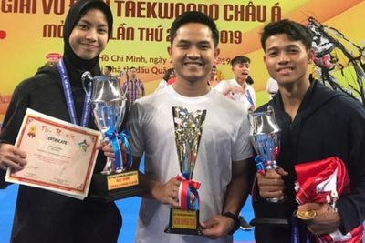 Kado Manis HUT RI Dari Kontingen Taekwondoin Indonesia Di Vietnam