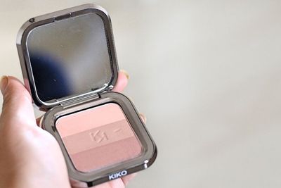 4 Pilihan Warna Blush On yang Tak Biasa yang Harus Kamu Coba