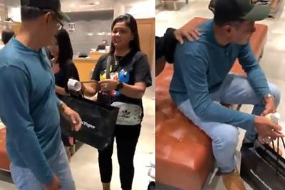 Momen Haru Seorang Anak Beri Hadiah Sepatu Untuk Ayahnya