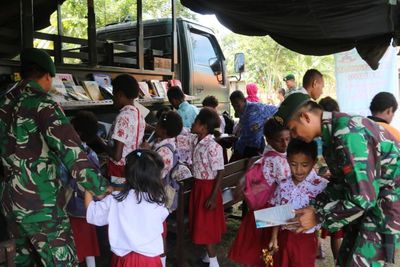 Satgas Pamtas Hadirkan Perpustakaan Keliling Di Kampung Yanggandur