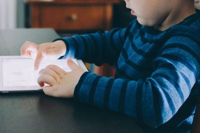 Terlalu Lama Main Gadget, Bikin Mata Anak Ini Jadi Juling