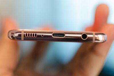 Hanya Sedikit Orang Yang Menganggap Headphone Jack di Ponsel Penting