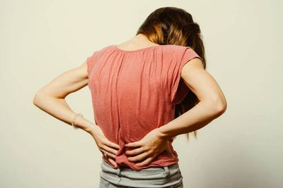5 Cara Efektif Mengatasi Punggung Pegal di Rumah, Simpel!
