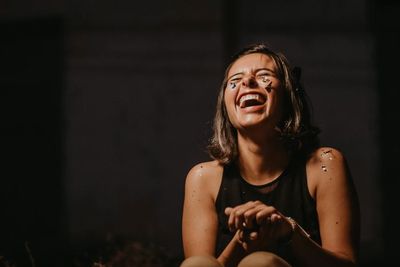 Menertawakan Diri Sendiri Baik untuk Kesehatan Mental