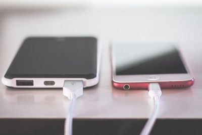Sering Tidur Dengan Posisi HP Masih Dicas Bikin Baterai Bocor ?