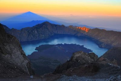 Dikenal Sebagai 7 Summit Indonesia, Ini 3 Opsi Waktu yang Pas untuk Mendaki Gunung Rinjani