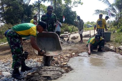 Satgas Pamtas RI-PNG Lakukan Pengecoran Jalan di Kampung Toray