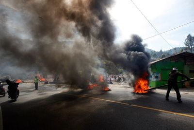 Tolak Digusur, Warga Puncak Bogor Bakar Ban
