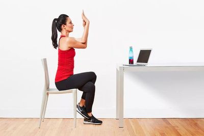 Peregangan Yoga yang Bisa Kamu Lakukan di Kursi dan Meja