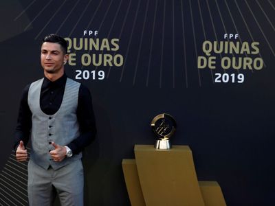Cristiano Ronaldo Raih Penghargaan Pemain Terbaik Portugal