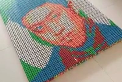 Pesulap Ini Bikin Lukisan Wajah Rich Brian dari Ratusan Rubik