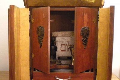 Dybbuk Box, Kotak Tua Berpenghuni Roh Jahat