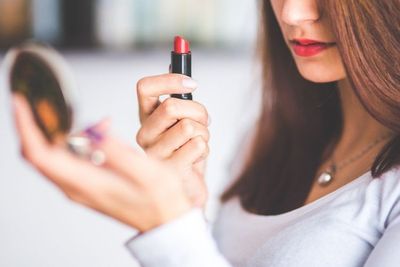 Cara Memilih Shade Lipstik Sesuai Skin Tone Wajah, Anti Salah Pilih Deh!