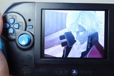 Keren! Modder Ini Berhasil Buat Console PlayStation 2 Portable Sendiri