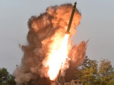 Kim Jong-un Puji Hasil Uji Coba Peluncur Roket Ganda Super Besar