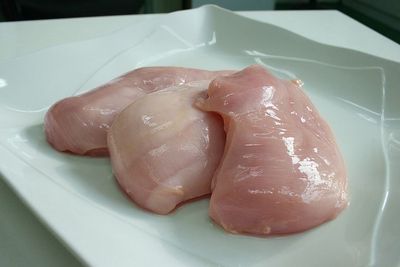 Biar Lebih Juicy, Begini Tips Memanggang Dada Ayam