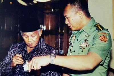 Kenang Habibie, Mantan Ajudan Posting Foto Saat Bersama di Twitter