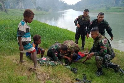 Cerita Satgas Pamtas RI - PNG Selamatkan Anak Yang Tenggelam di Sungai