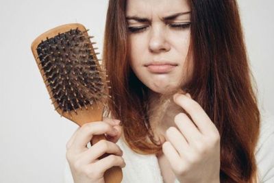 4 Penyebab Rambut Rontok yang Kamu Harus Tau