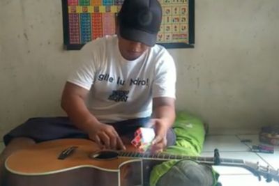 Wow! Pria Ini Bisa Main Gitar Sambil Selesaikan Rubik