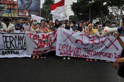 Demo Ricuh, Puluhan Mahasiswa Dilarikan ke Rumah Sakit