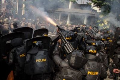Dampak dan Cara Mengatasi Jika Terkena Gas Air Mata