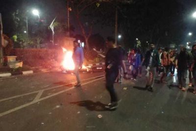 GBK Membara, Polisi Pukul Mundur Massa Mahasiswa