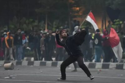 Aparat Keamanan Pukul Mundur Massa di Sejumlah Titik