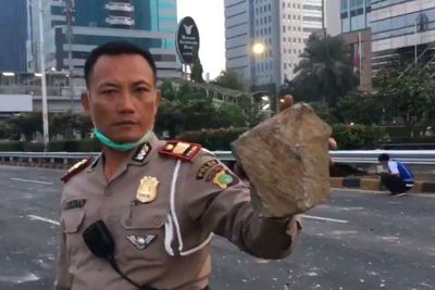 Bersihkan Jalan Tol Slipi, Petugas Kebersihan DKI Dikawal Polisi
