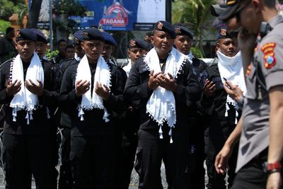 Polisi dengan Kain Serban Sambut Ribuan Massa di Depan DPRD Jatim