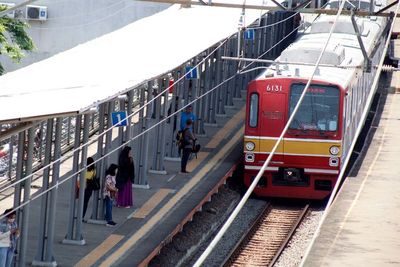 Pria Tewas Tertabrak KRL di Lenteng Agung